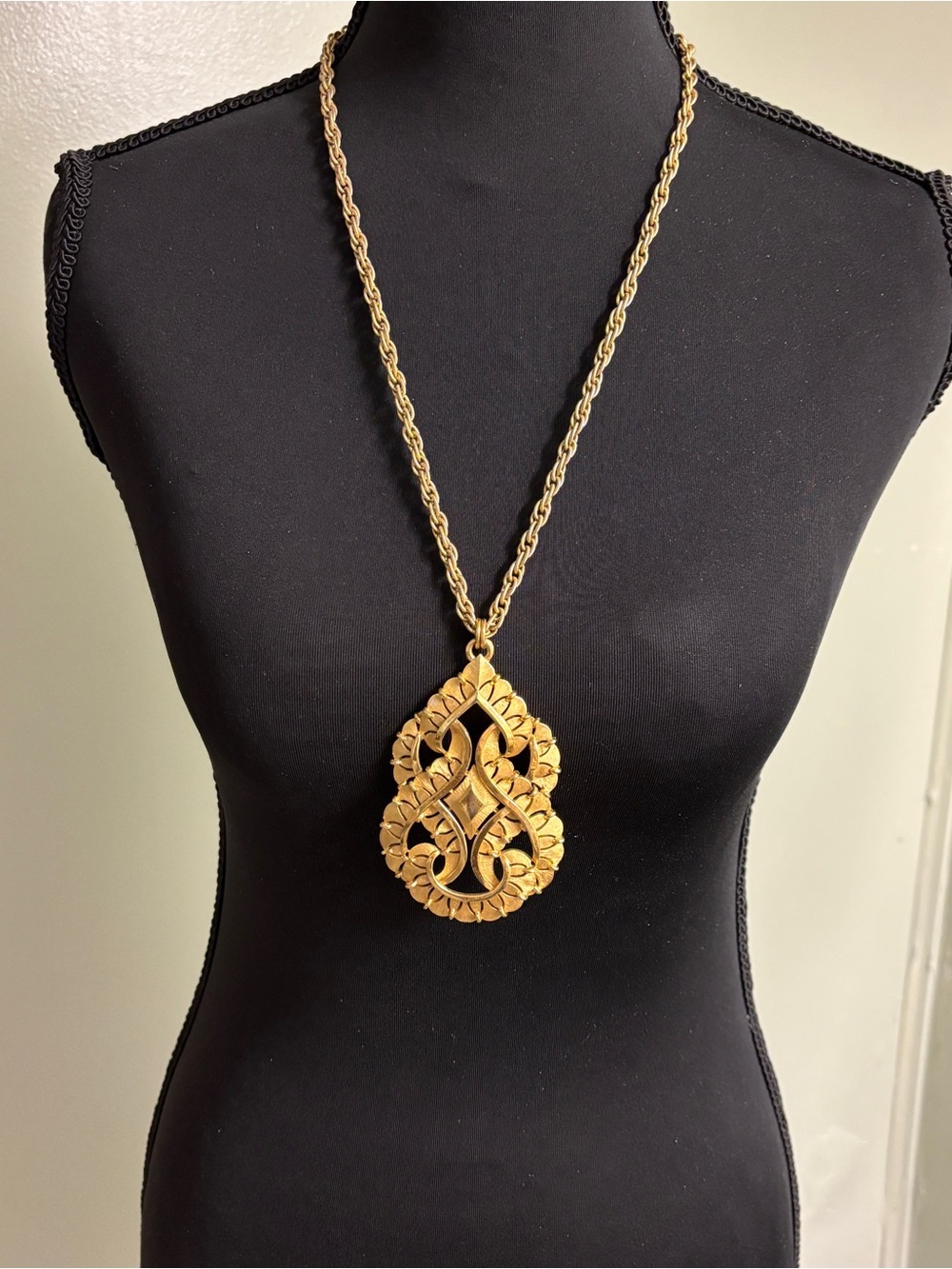 Vintage TRIFARI "Portofino" 1960s Gold-Tone Pendant Necklace